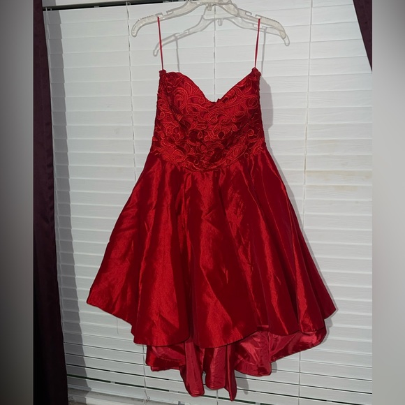 Selling my daughter's Prom Dress. Beautiful and stunning look - Picture 1 of 4